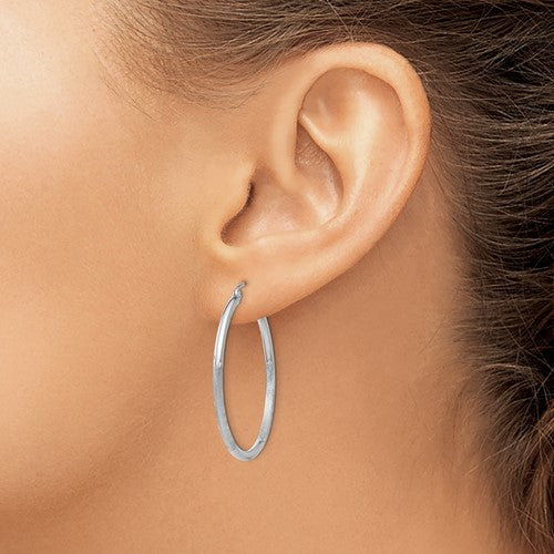 14k White Gold 2mm Diamond-Cut Round Hoop Earrings 35 mm x 35 mm
