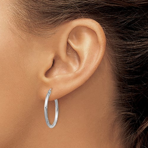 14k White Gold Diamond-Cut 2mm Round Hoop Earrings 25 mm x 25 mm
